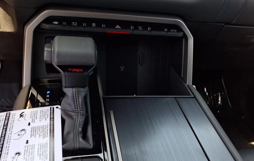 Toyota Tundra 4WD Platinum CrewMax 5.5' Bed (Natl) 2026 — side view