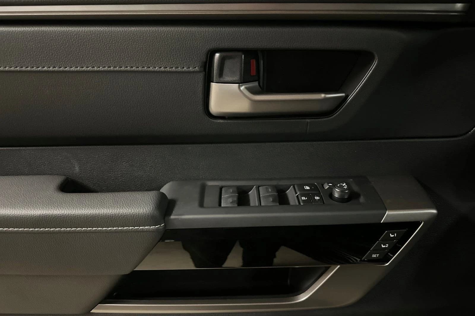 Toyota Tundra 4WD Limited Hybrid CrewMax 5.5' Bed (Natl) 2026 — side view