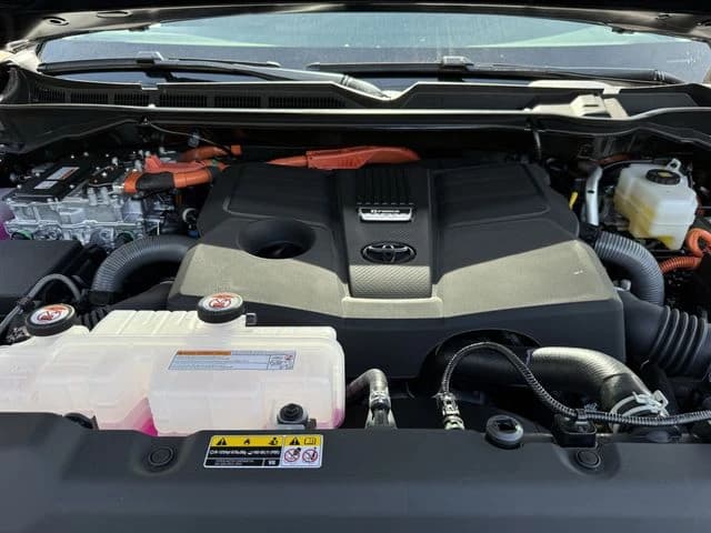Toyota Tundra 4WD Limited Hybrid CrewMax 5.5' Bed (Natl) 2026 — side view