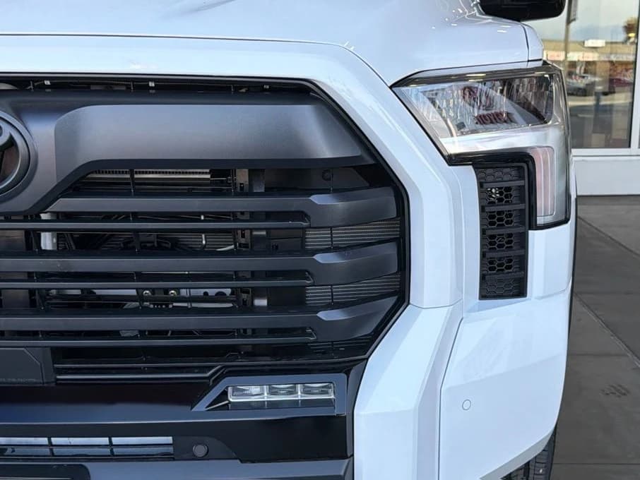 Toyota Tundra 4WD Limited Hybrid CrewMax 5.5' Bed (Natl) 2026 — side view