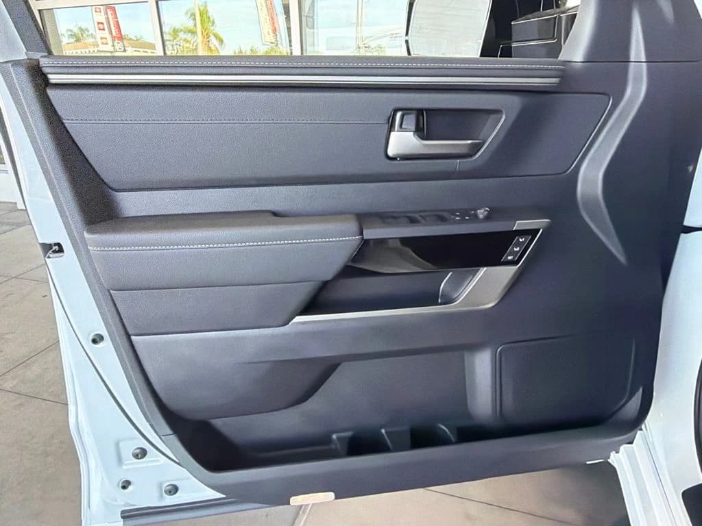 Toyota Tundra 4WD Limited Hybrid CrewMax 5.5' Bed (Natl) 2026 — side view