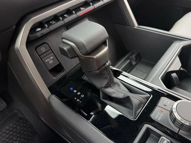 Toyota Tundra 4WD Limited Hybrid CrewMax 5.5' Bed (Natl) 2026 — side view
