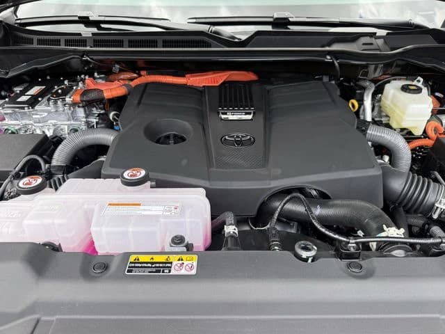Toyota Tundra 4WD Limited Hybrid CrewMax 5.5' Bed (Natl) 2026 — side view