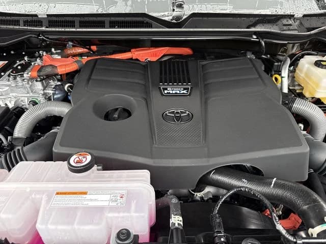 Toyota Tundra 4WD Limited Hybrid CrewMax 5.5' Bed (Natl) 2026 — side view