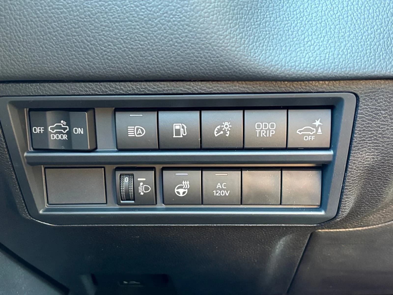 Toyota Tundra 4WD Limited Hybrid CrewMax 6.5' Bed (Natl) 2026 — side view