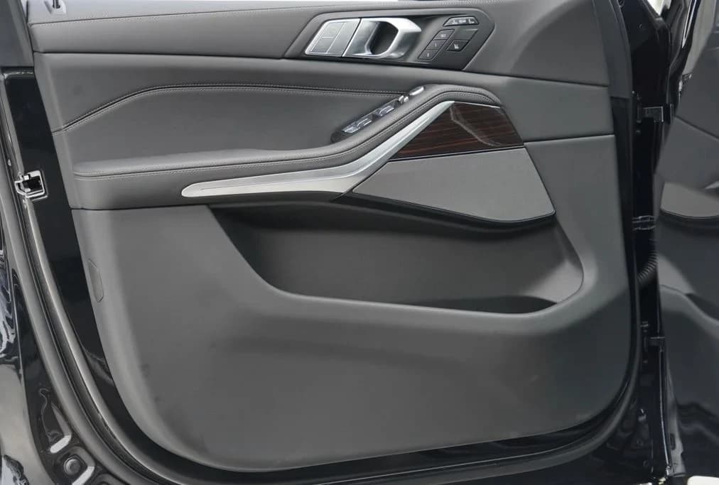 BMW X7 xDrive40i Sports Activity Vehicle 2027 — side view