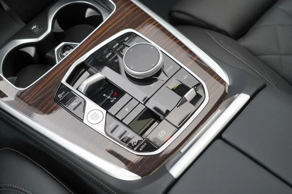 BMW X7 xDrive40i Sports Activity Vehicle 2027 — side view