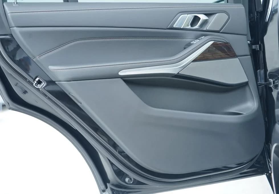 BMW X7 xDrive40i Sports Activity Vehicle 2027 — side view