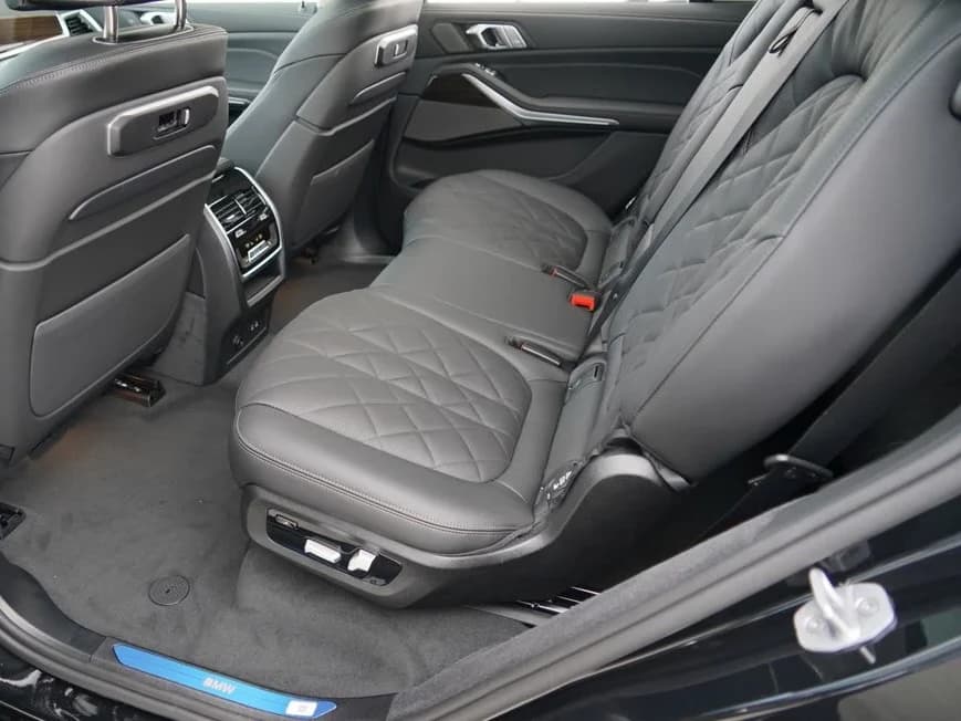 BMW X7 xDrive40i Sports Activity Vehicle 2027 — side view
