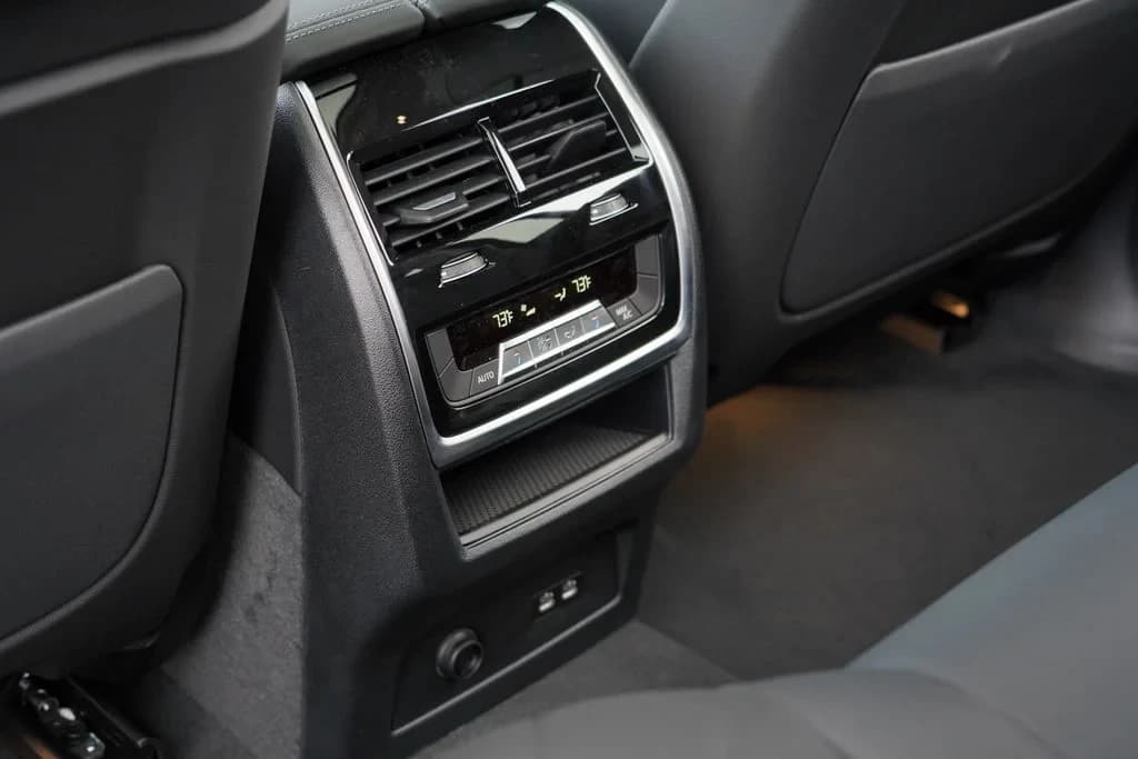 BMW X7 xDrive40i Sports Activity Vehicle 2027 — side view