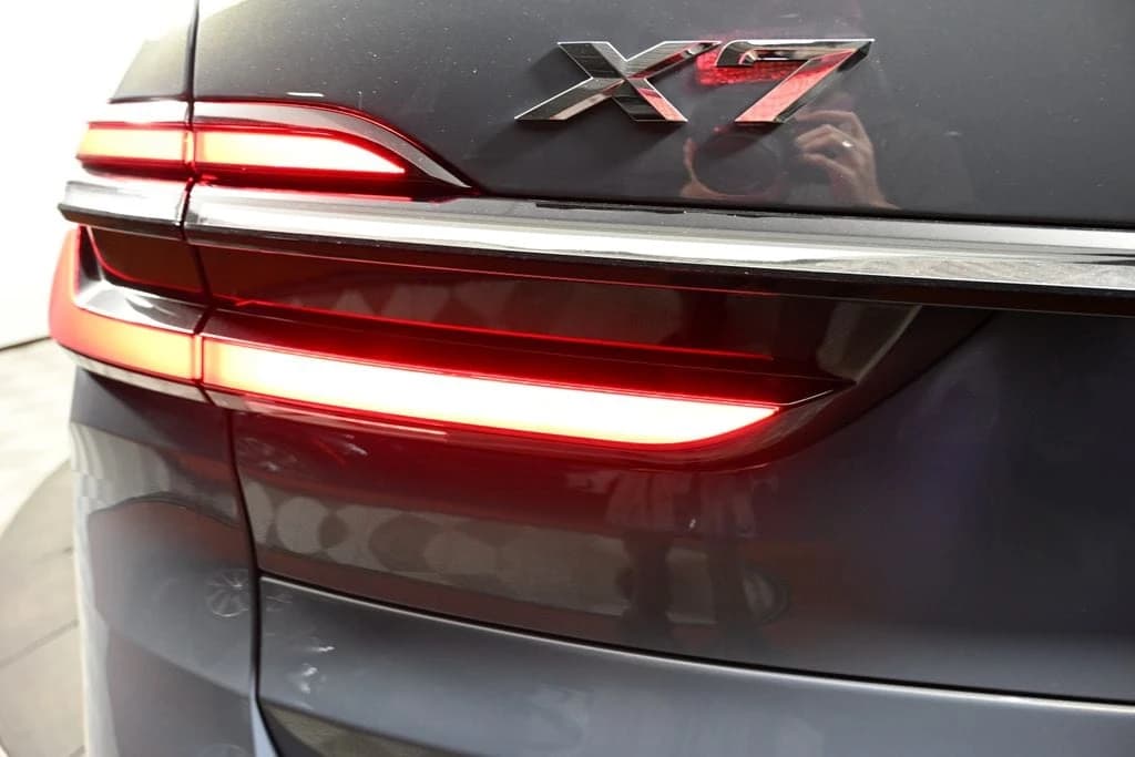 BMW X7 xDrive40i Sports Activity Vehicle 2027 — side view