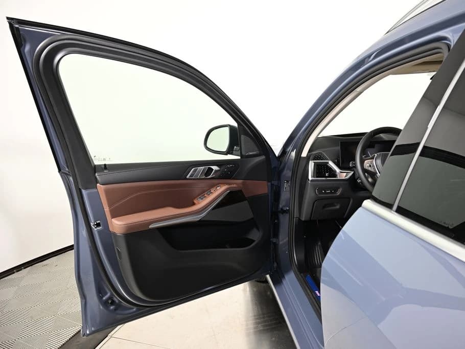 BMW X7 xDrive40i Sports Activity Vehicle 2027 — side view