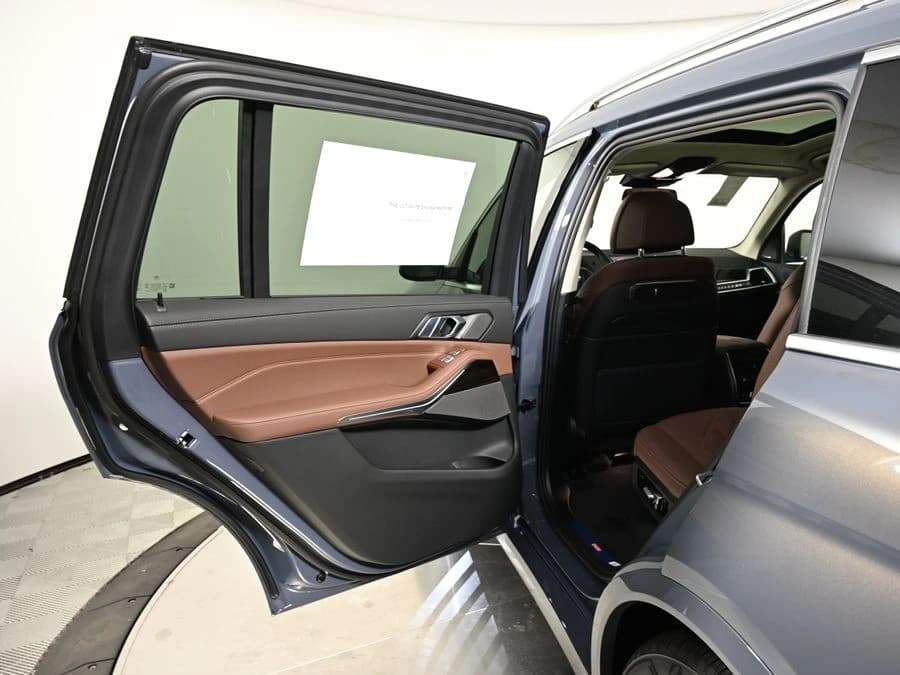 BMW X7 xDrive40i Sports Activity Vehicle 2027 — side view