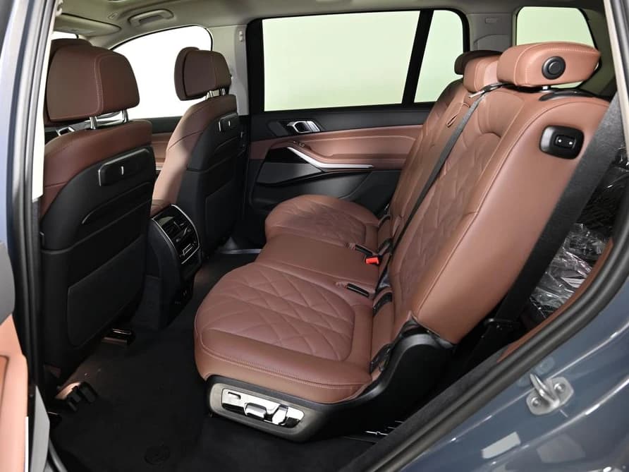 BMW X7 xDrive40i Sports Activity Vehicle 2027 — side view