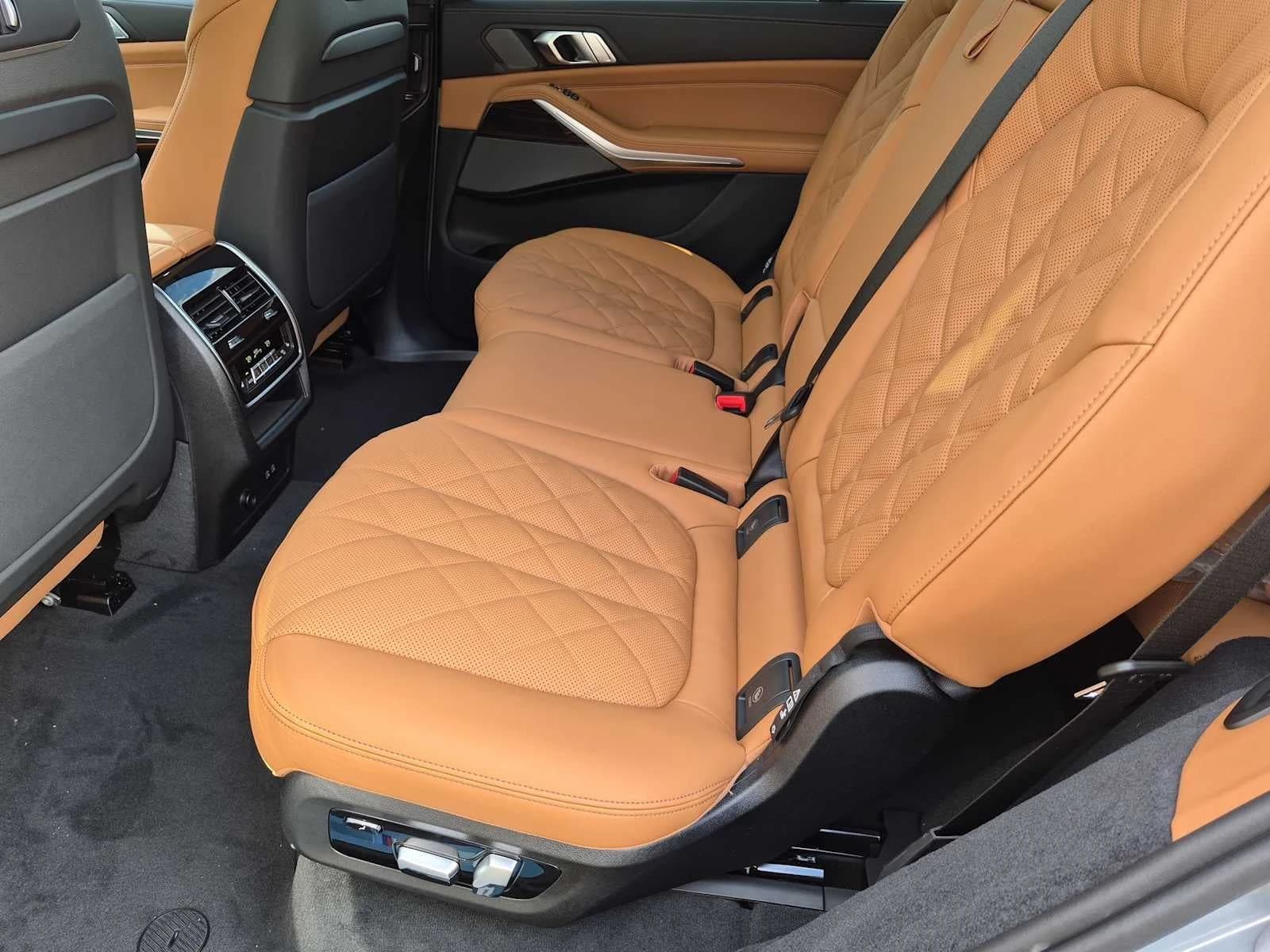 BMW X7 xDrive40i Sports Activity Vehicle 2027 — side view