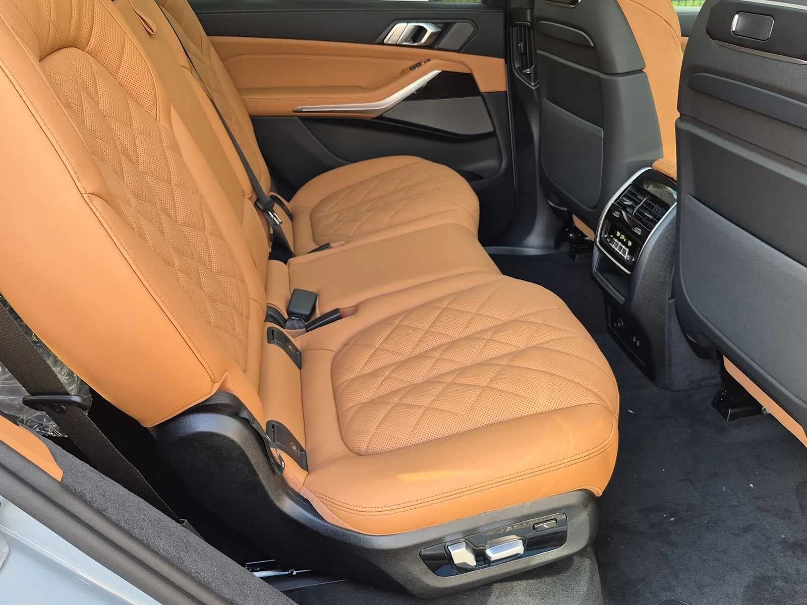 BMW X7 xDrive40i Sports Activity Vehicle 2027 — side view