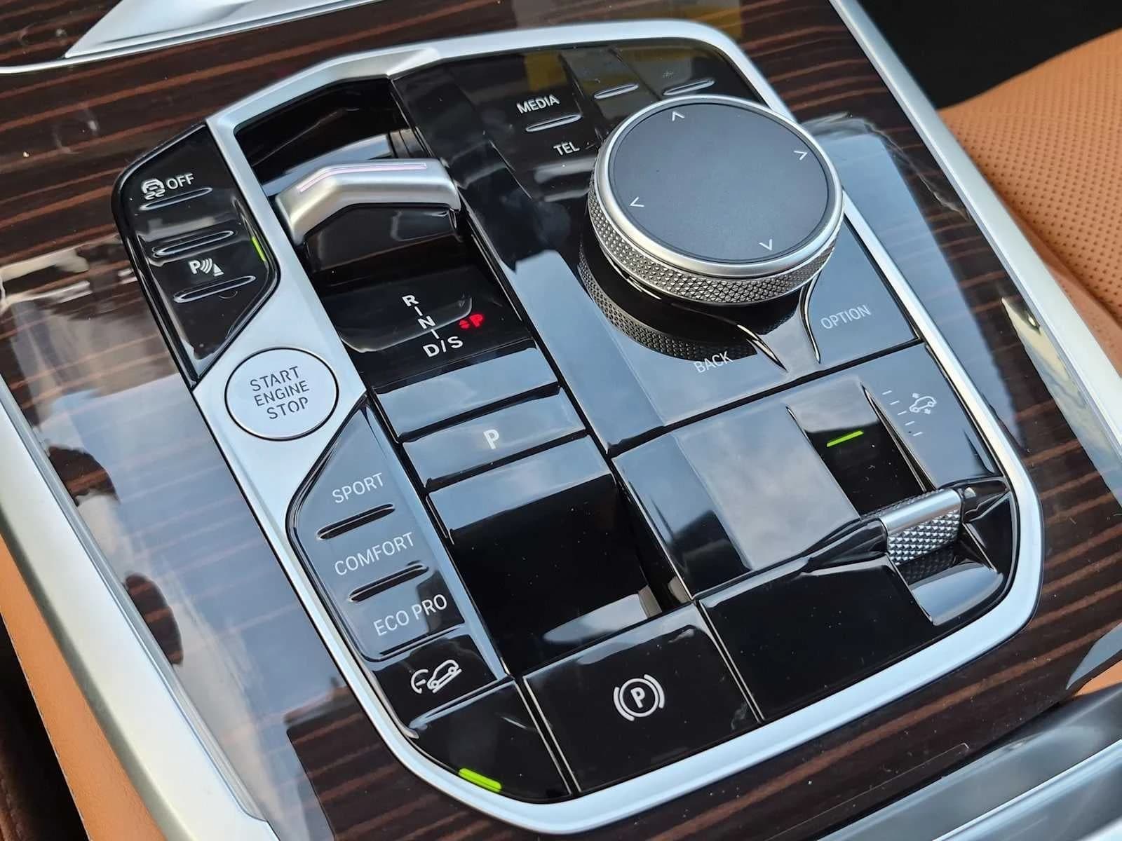 BMW X7 xDrive40i Sports Activity Vehicle 2027 — side view