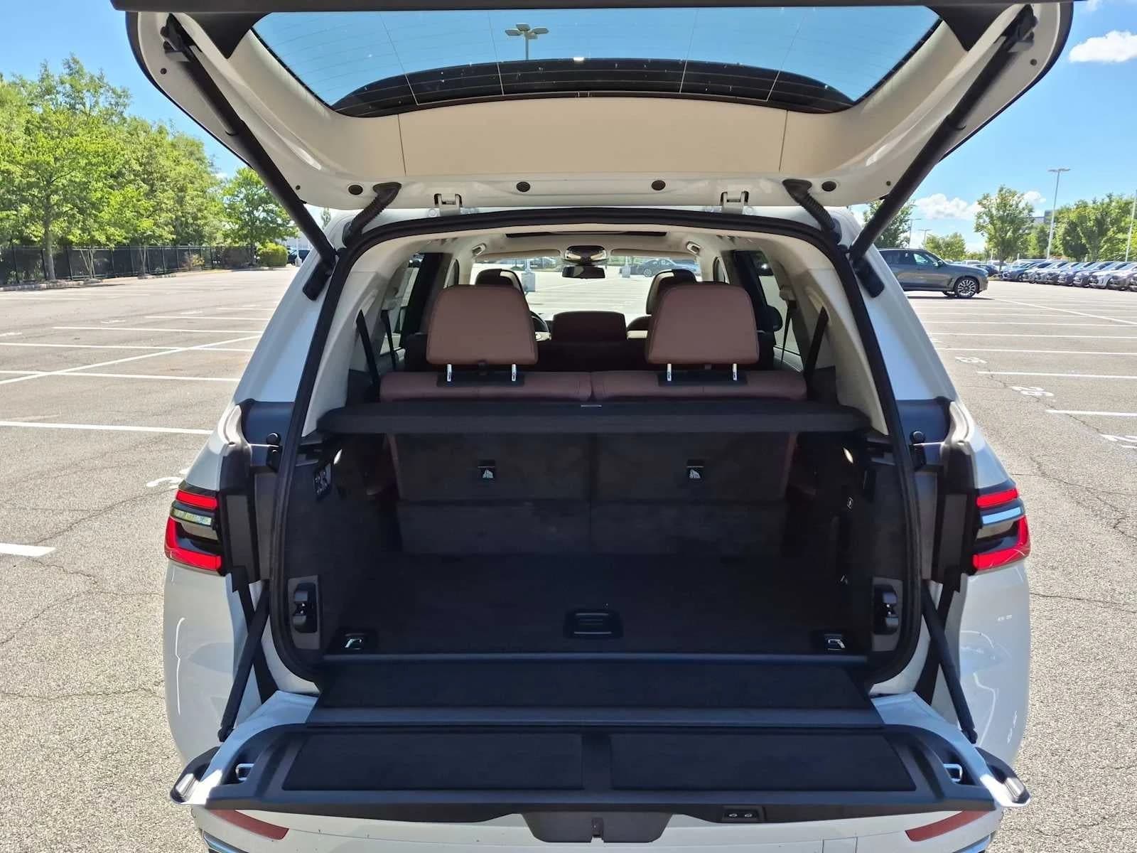 BMW X7 xDrive40i Sports Activity Vehicle 2027 — side view