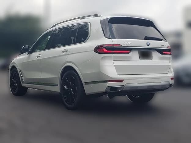 BMW X7 xDrive40i Sports Activity Vehicle 2027 — side view