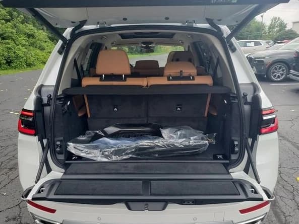 BMW X7 xDrive40i Sports Activity Vehicle 2027 — side view