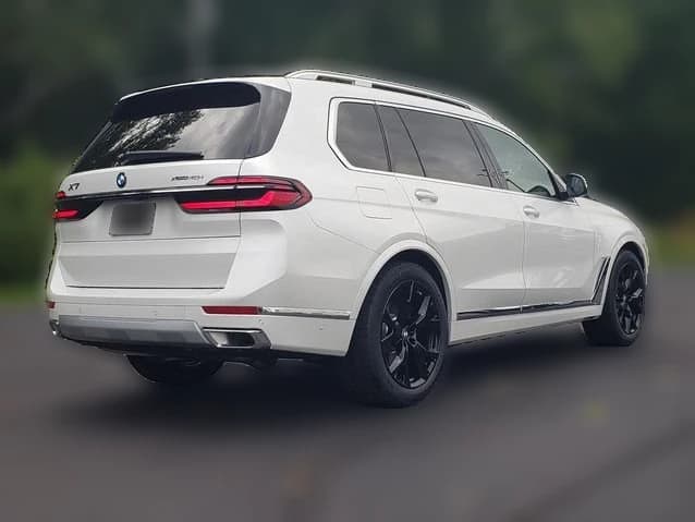 BMW X7 xDrive40i Sports Activity Vehicle 2027 — side view
