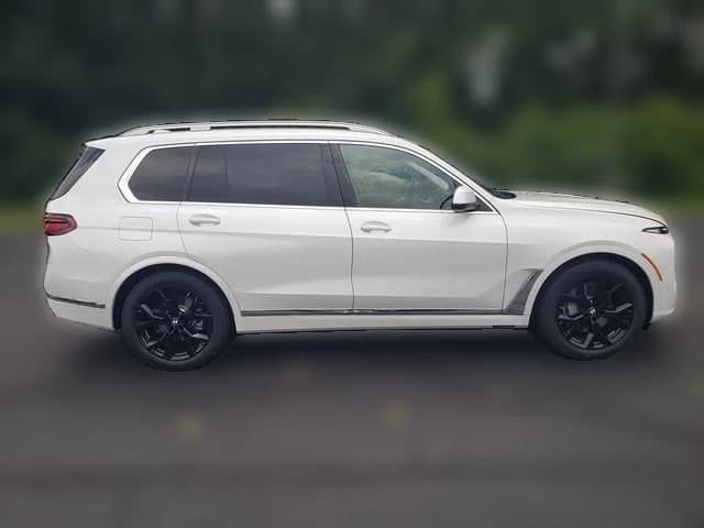 BMW X7 xDrive40i Sports Activity Vehicle 2027 — side view