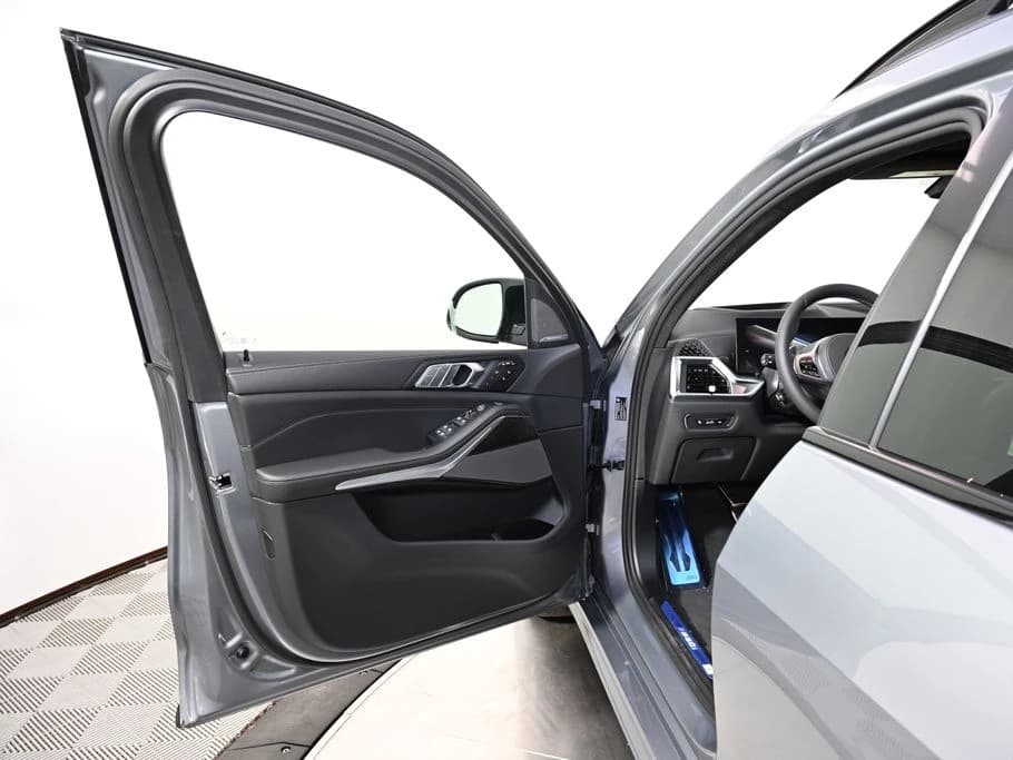 BMW X7 M60i Sports Activity Vehicle 2027 — side view