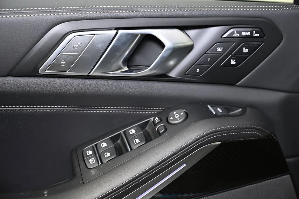 BMW X7 M60i Sports Activity Vehicle 2027 — side view