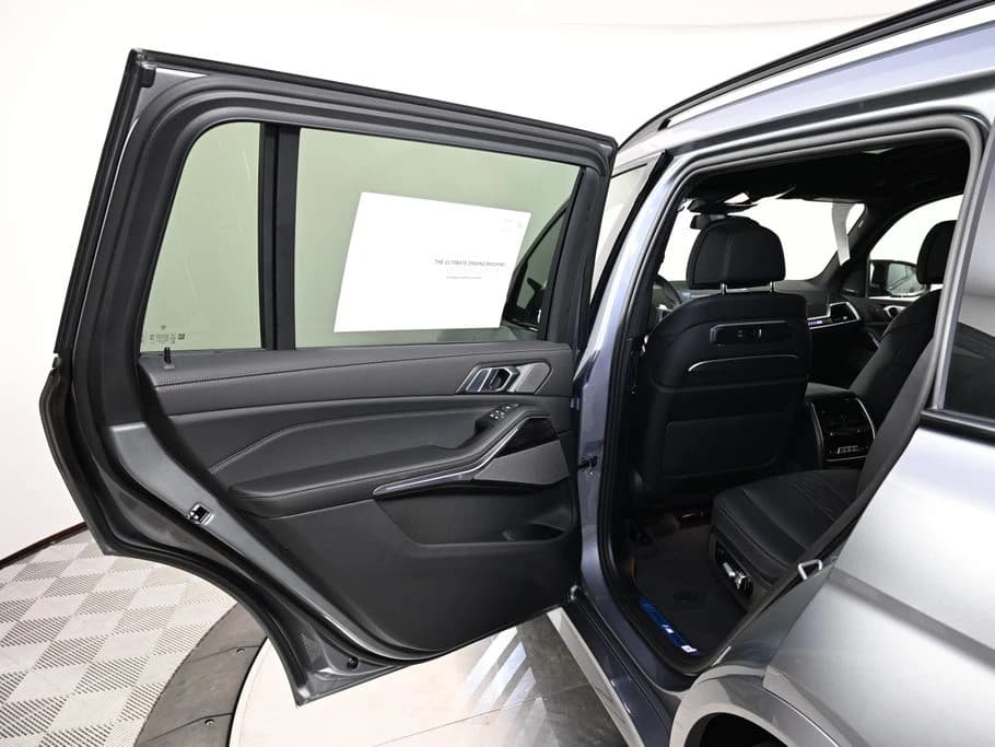 BMW X7 M60i Sports Activity Vehicle 2027 — side view