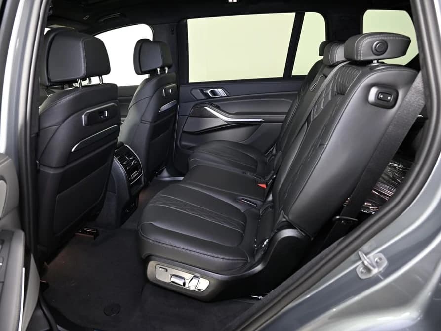 BMW X7 M60i Sports Activity Vehicle 2027 — side view