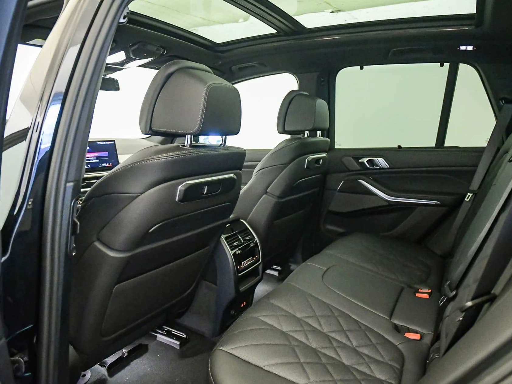 BMW X5 M60i Sports Activity Vehicle 2026 — side view