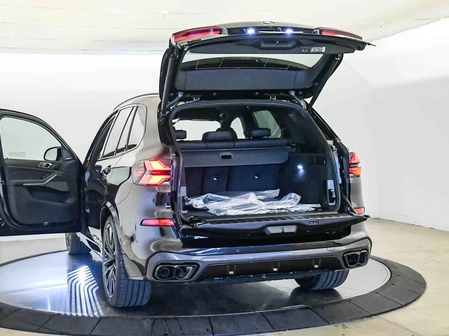 BMW X5 M60i Sports Activity Vehicle 2026 — side view