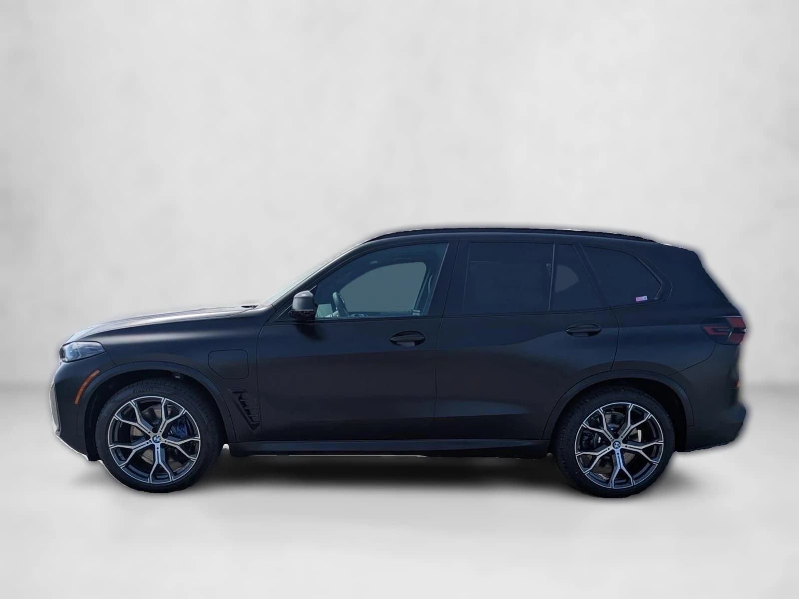 BMW X5 xDrive50e Plug-In Hybrid 2026 — side view