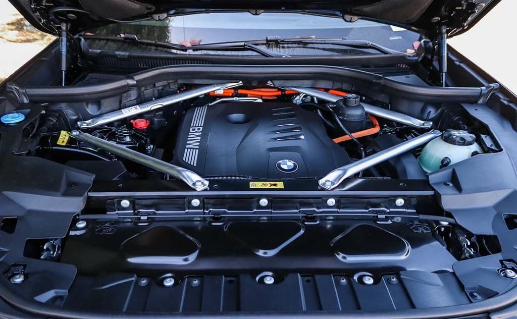BMW X5 xDrive50e Plug-In Hybrid 2026 — side view