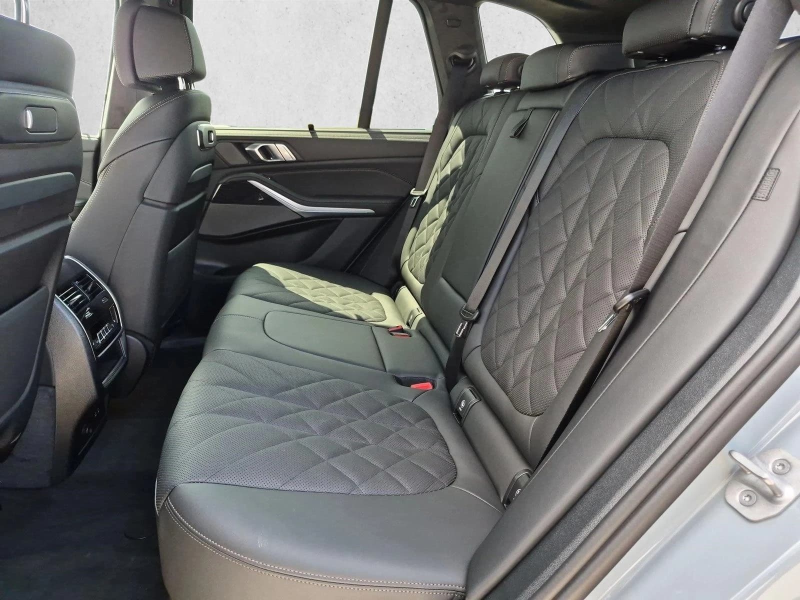 BMW X5 xDrive50e Plug-In Hybrid 2026 — side view
