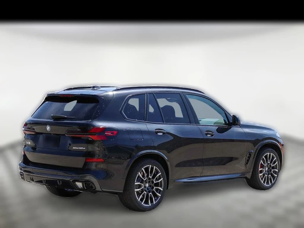 BMW X5 xDrive50e Plug-In Hybrid 2026 — side view