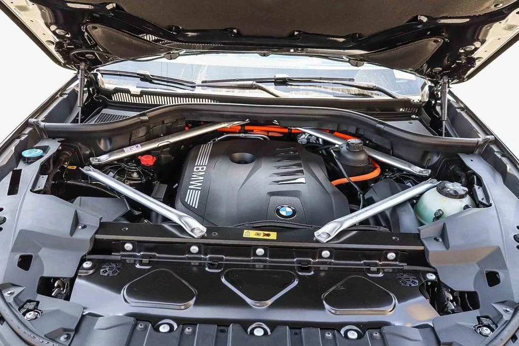 BMW X5 xDrive50e Plug-In Hybrid 2026 — side view