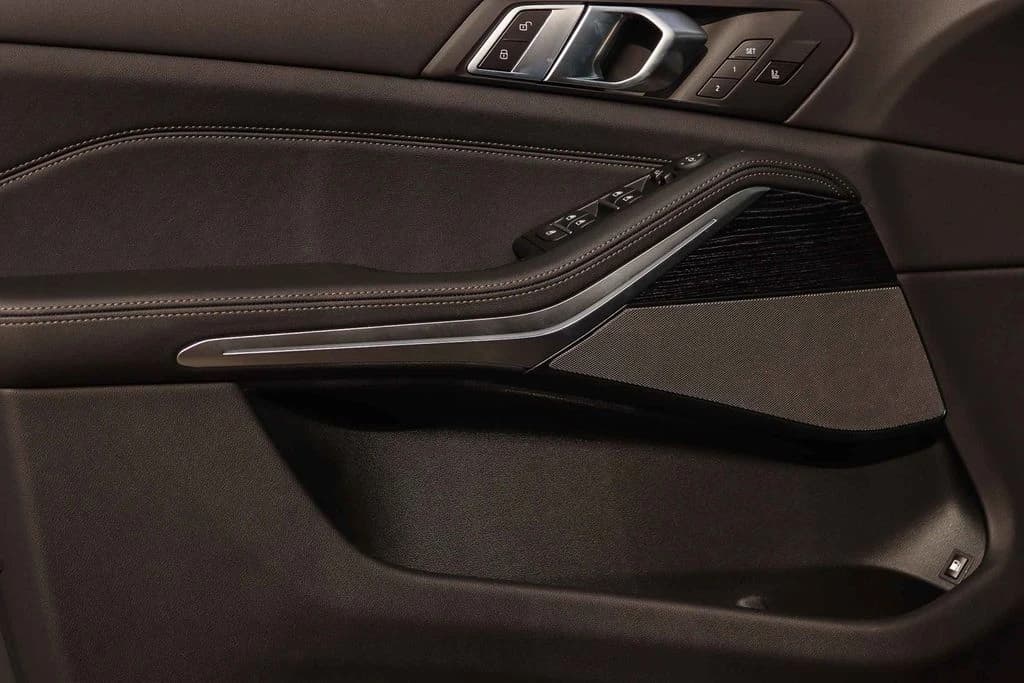 BMW X5 xDrive50e Plug-In Hybrid 2026 — side view