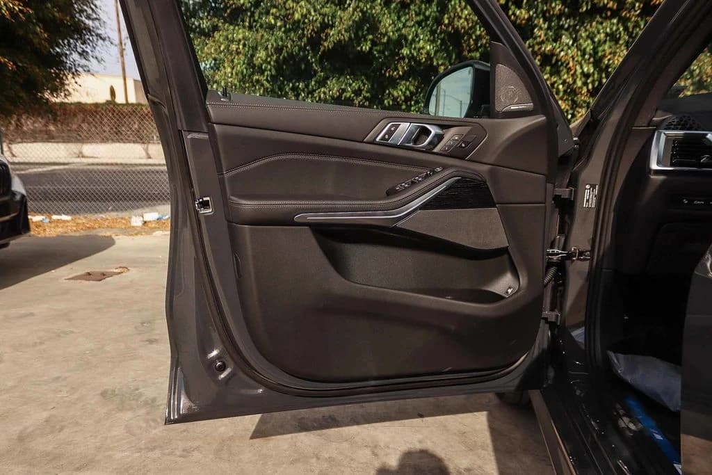BMW X5 xDrive50e Plug-In Hybrid 2026 — side view
