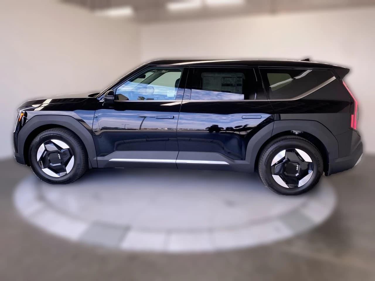 Kia EV9 Light Long Range RWD 2026 — side view