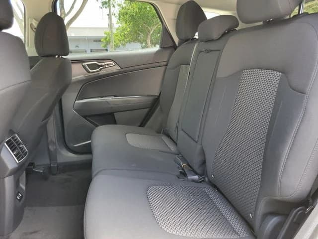 Kia Sportage LX FWD 2026 — side view