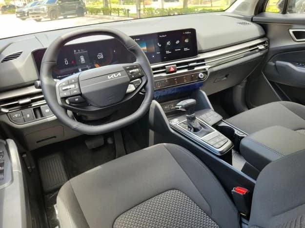 Kia Sportage LX FWD 2026 — side view