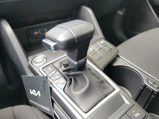 Kia Sportage LX FWD 2026 — side view