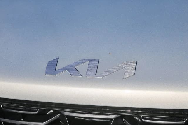 Kia Sorento LX FWD 2026 — side view
