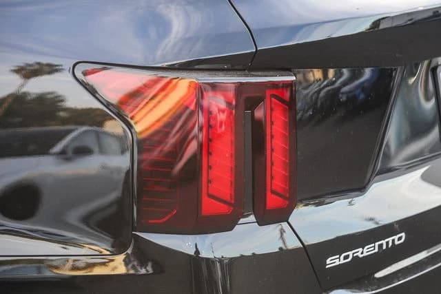 Kia Sorento LX FWD 2026 — side view