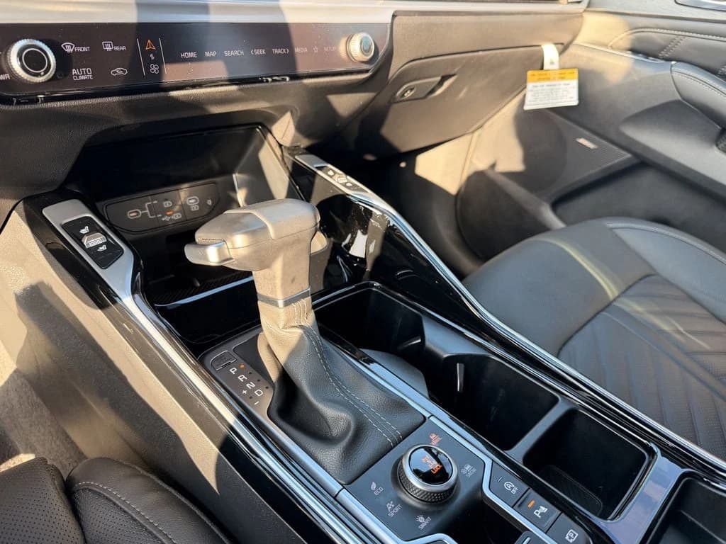 Kia Sorento X-Line SX Prestige AWD 2025 — side view