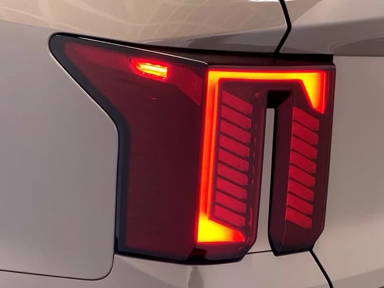 Kia Sorento X-Line SX Prestige AWD 2026 — side view