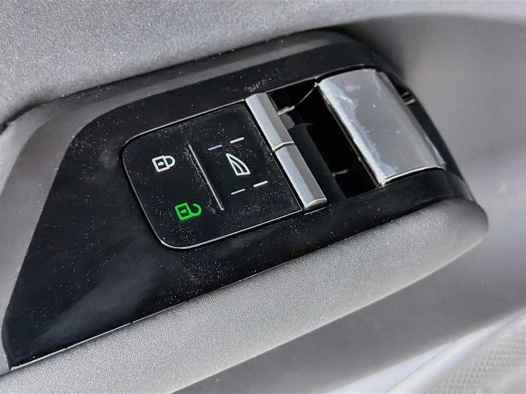 Volvo EX90 Ultra Twin Motor Performance 7-Seater 2026 — side view