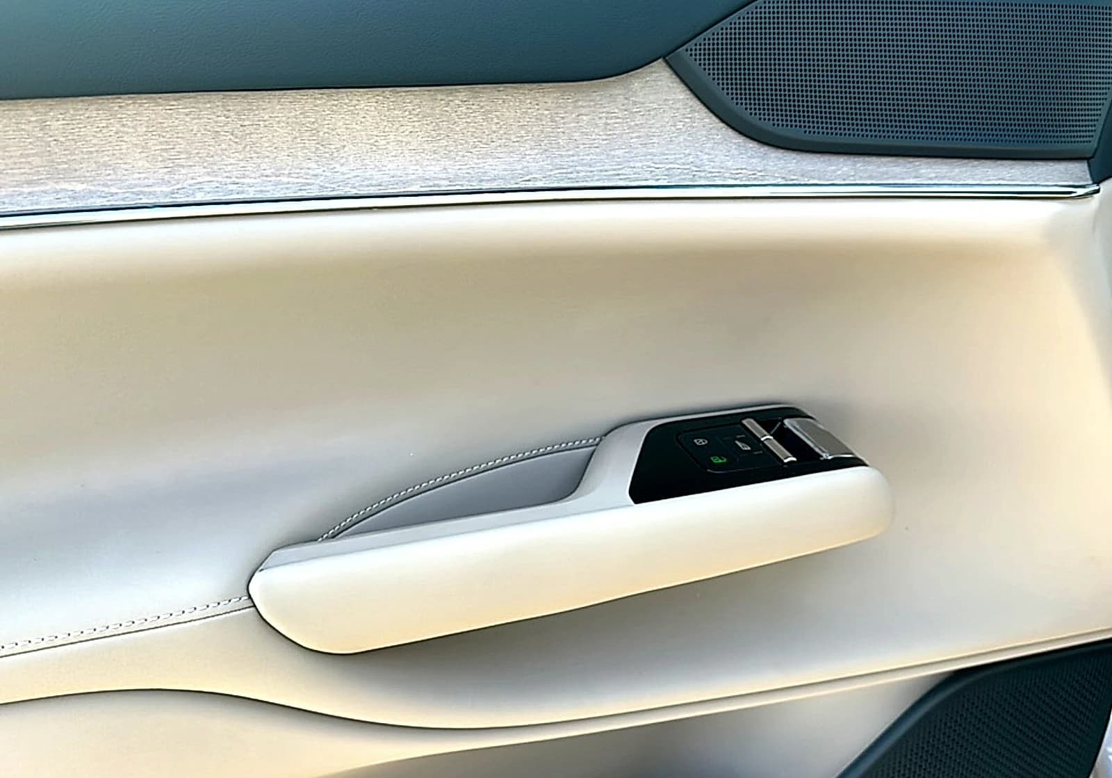 Volvo EX90 Plus Single Motor 7-Seater 2026 — side view