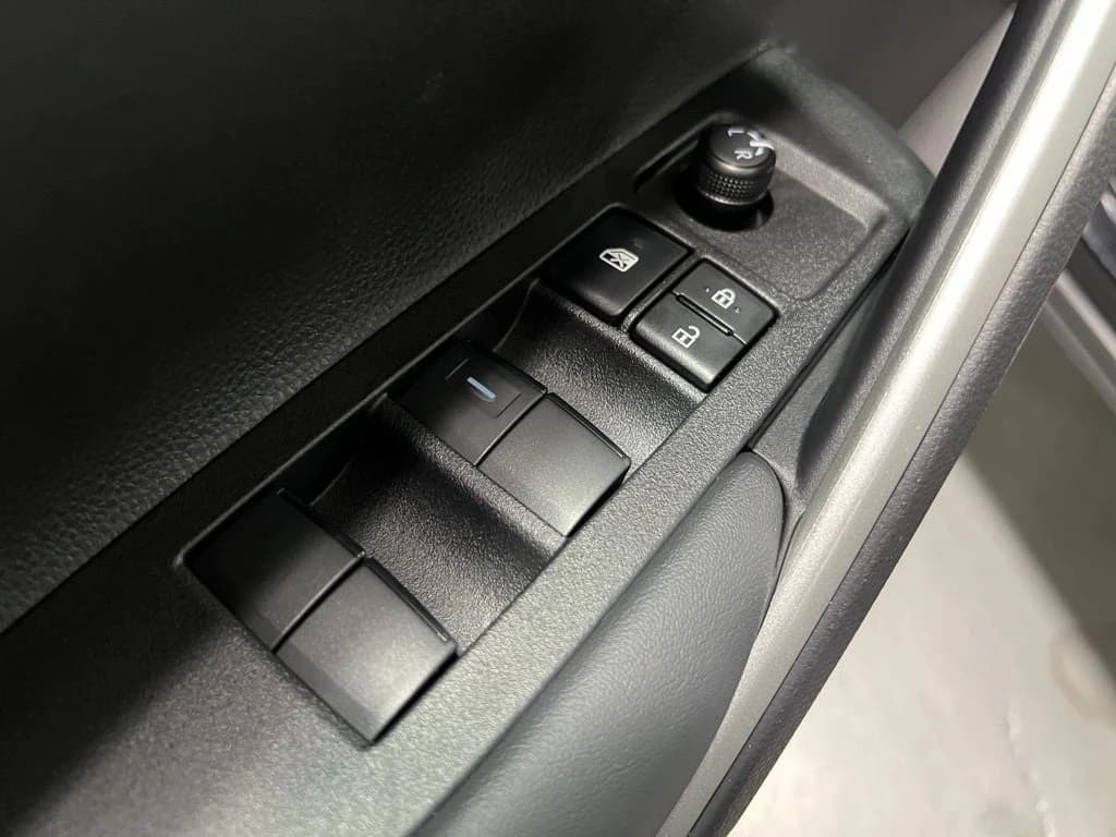 Toyota Corolla Cross L 2WD (Natl) 2026 — side view
